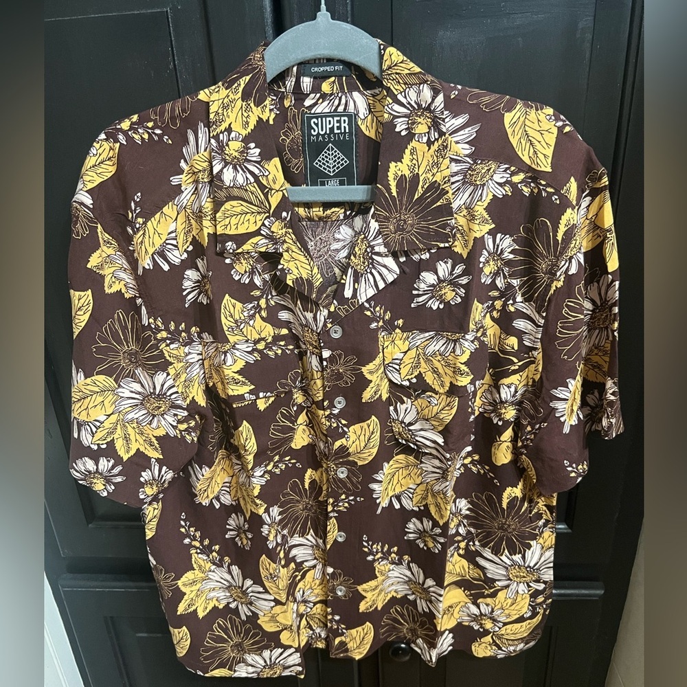 Super Massive NWT Spotted Floral Button down Shortsleeves